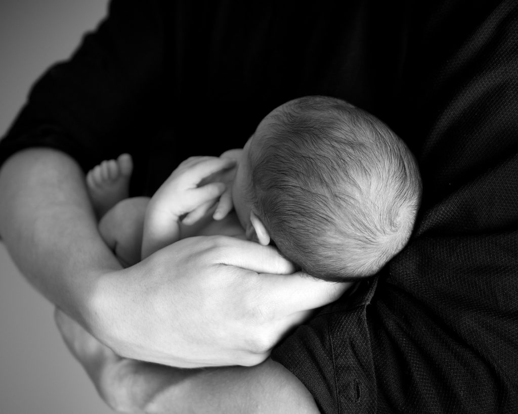 niemowlę na rekach, sen dziecka, sen niemowlaka, newborn, noworodek