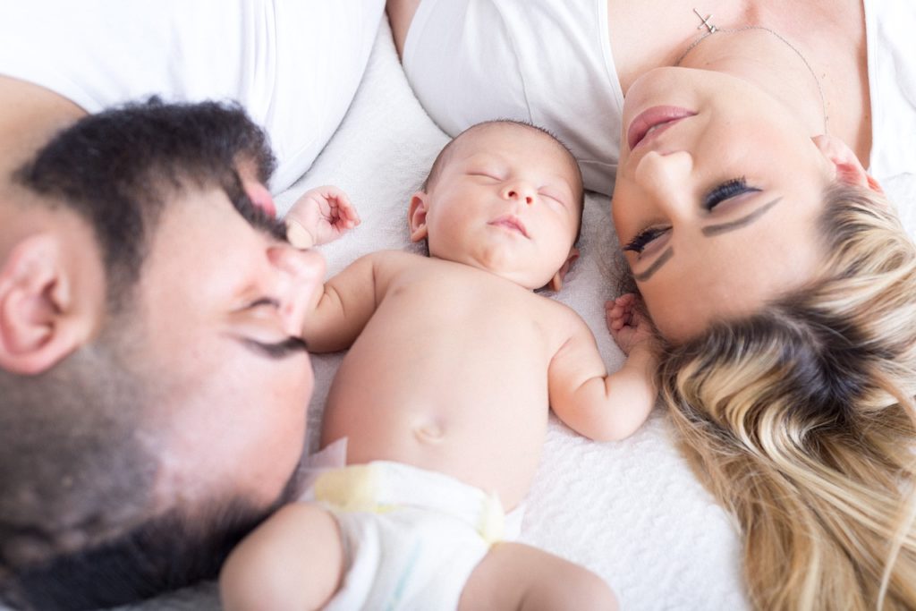 niemowlę, śpi, sen, rodzice, newborn, noworodek, spokojny sen, zdrowy sen dziecka